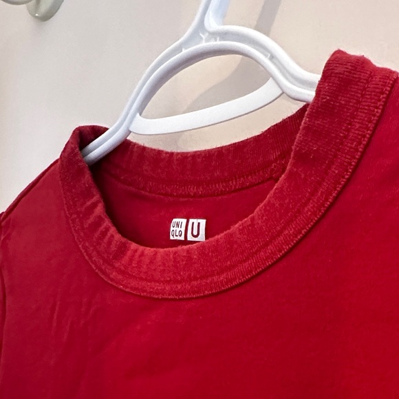 Basic Red Uniqlo T-Shirt - Picture 4 of 4
